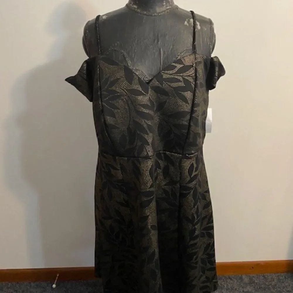 En Focus Gold Leaf Patterned Cocktail dress, size 16W
